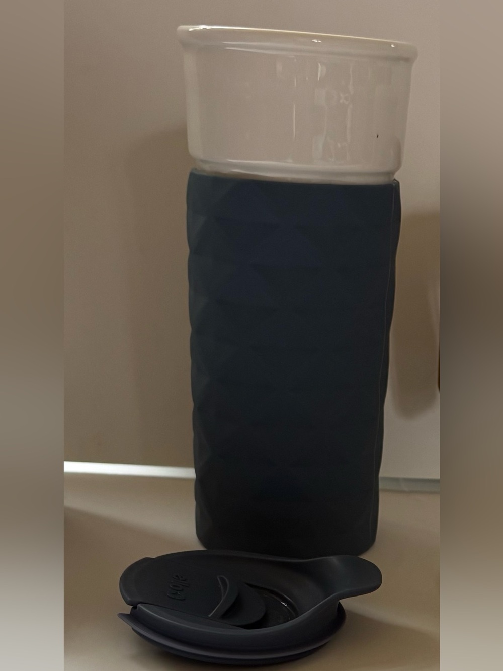 Ello Ogden Ceramic Tumbler with Navy Blue Textured Silcone Cover and Travel Lid